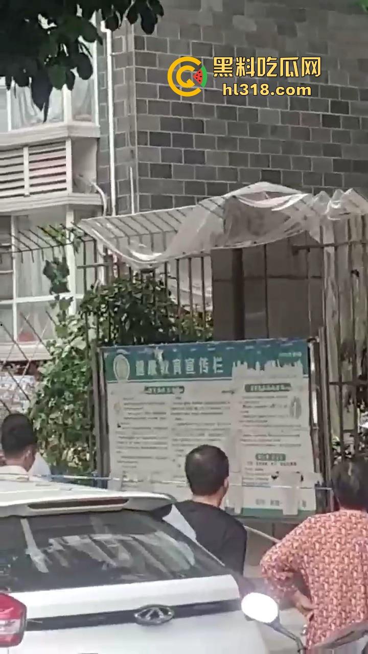 四川眉山阳光新城壹号，一男子疑似因欠账太多跳楼自杀，欠了做老赖就是了为什么要跳楼呢？-2