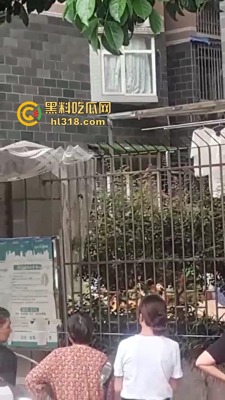 四川眉山阳光新城壹号，一男子疑似因欠账太多跳楼自杀，欠了做老赖就是了为什么要跳楼呢？-3