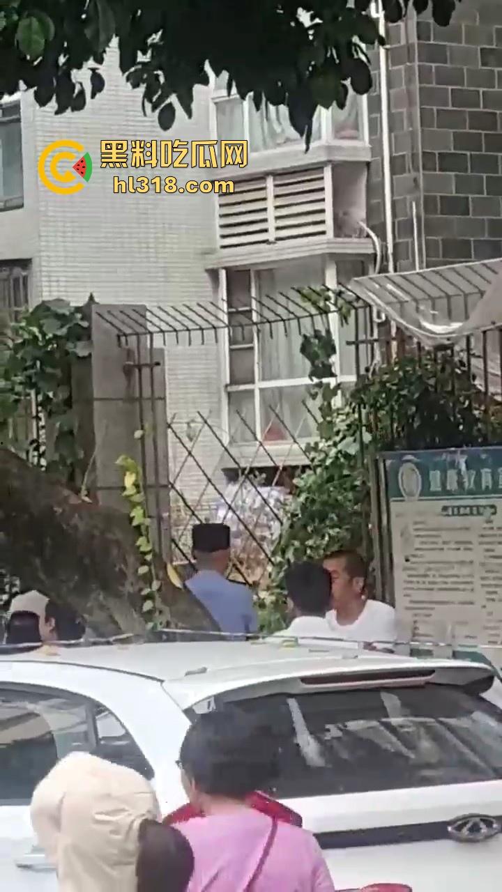 四川眉山阳光新城壹号，一男子疑似因欠账太多跳楼自杀，欠了做老赖就是了为什么要跳楼呢？-4