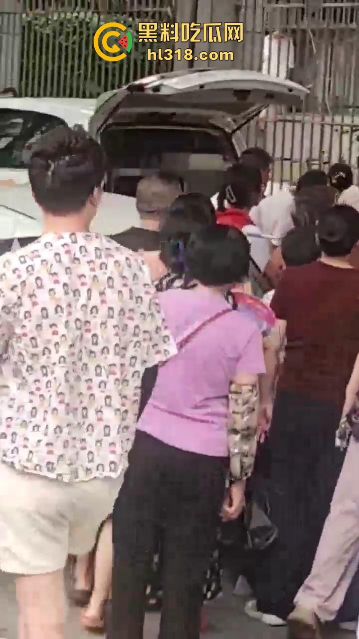 四川眉山阳光新城壹号，一男子疑似因欠账太多跳楼自杀，欠了做老赖就是了为什么要跳楼呢？-9