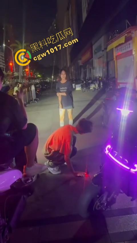 精神小伙街头怒打精神小妹被反杀,刀妹一刀穿心,鲜血喷溅三尺,现实惨剧震撼人心!-4