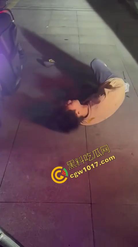 精神小伙街头怒打精神小妹被反杀,刀妹一刀穿心,鲜血喷溅三尺,现实惨剧震撼人心!-6