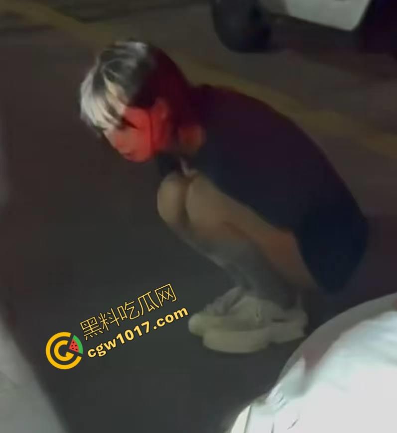 精神小伙街头怒打精神小妹被反杀,刀妹一刀穿心,鲜血喷溅三尺,现实惨剧震撼人心!-11