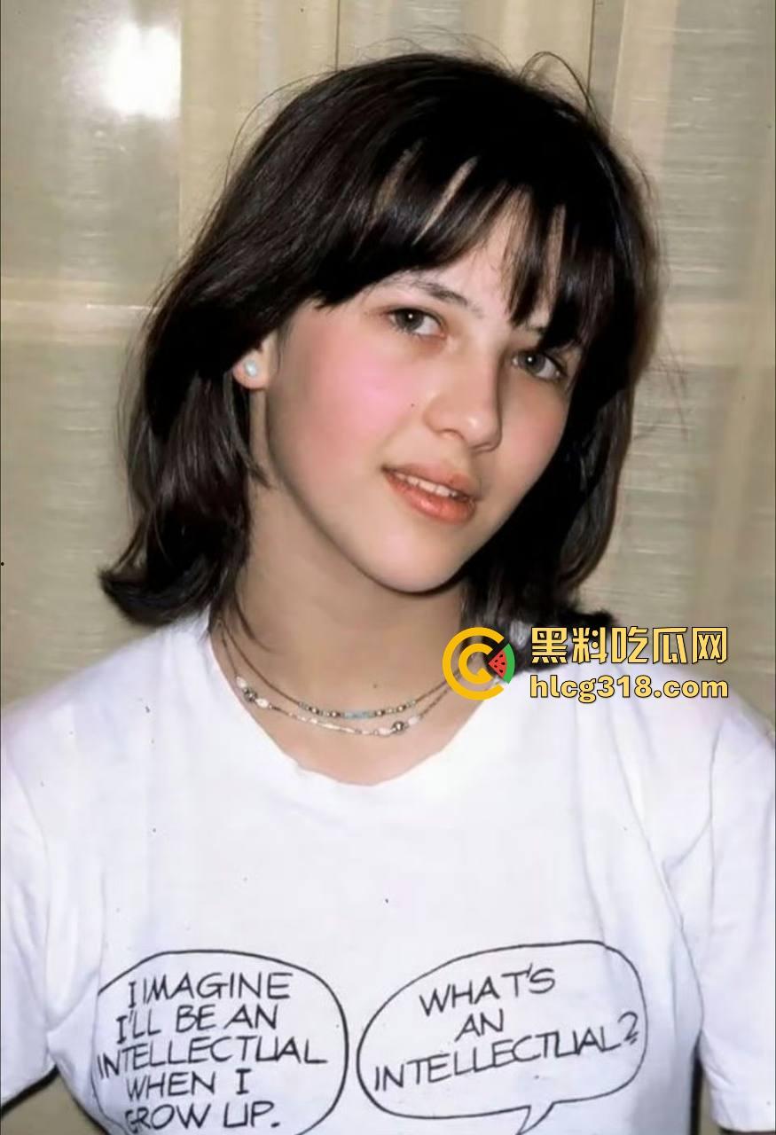 法兰西性感女神【苏菲•玛索】电影节衣服脱落不慎露点 随便让我重温一下她年轻时候的漏点片吧！-5