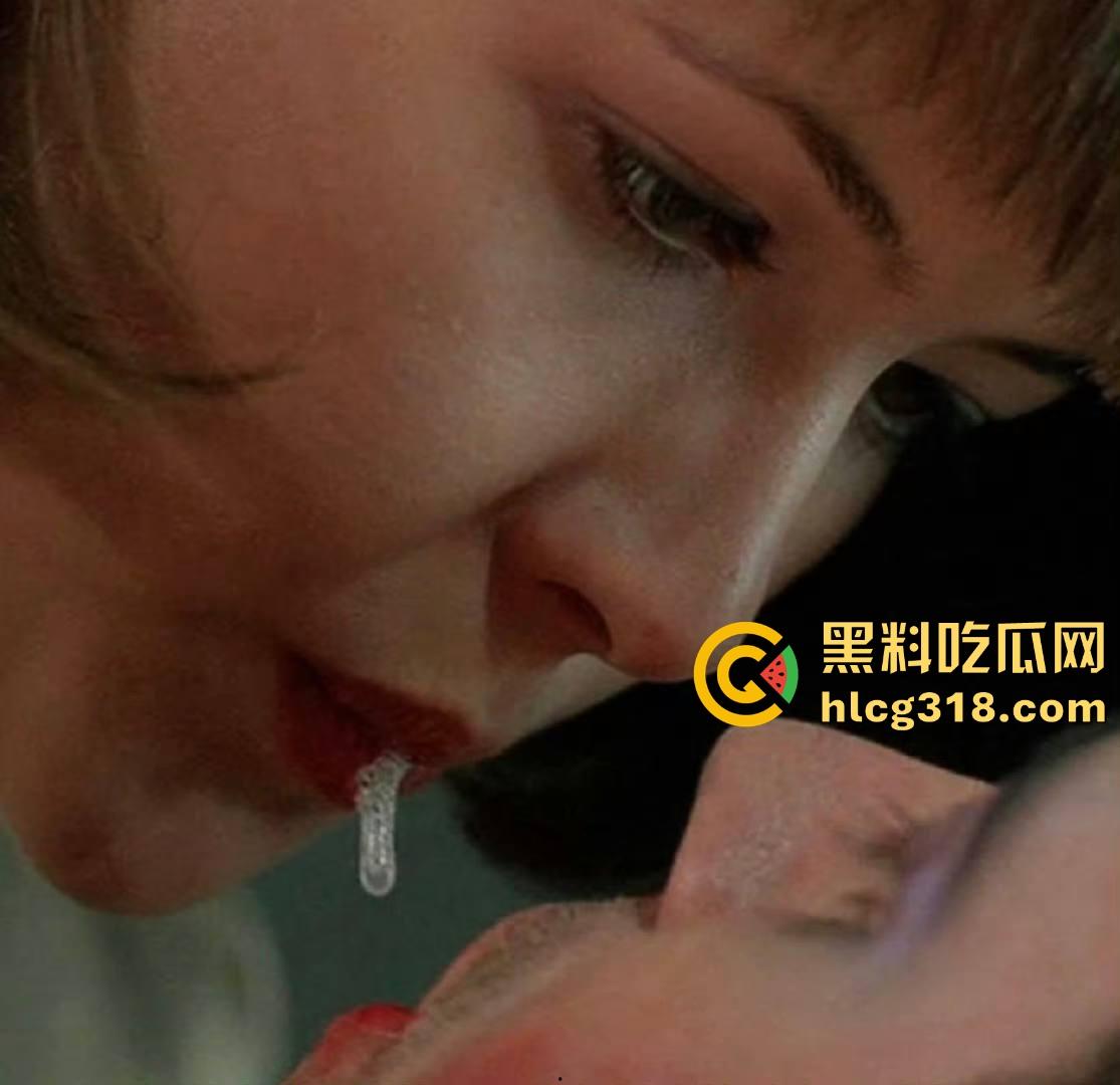 法兰西性感女神【苏菲•玛索】电影节衣服脱落不慎露点 随便让我重温一下她年轻时候的漏点片吧！-6