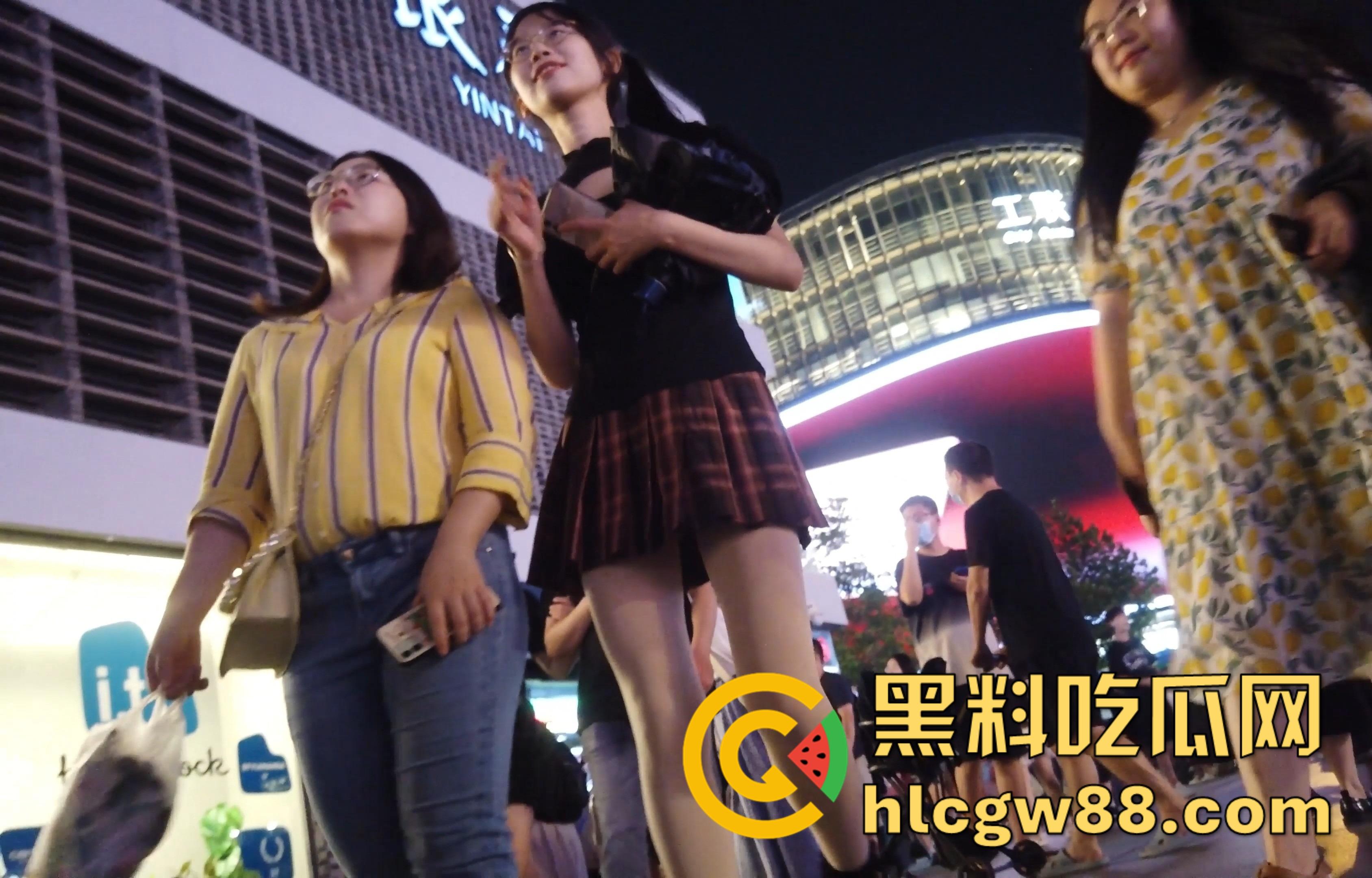 厕抄底大神商场偷拍，洛丽塔JK裙学妹，各种裙底风光，这丁字裤也太骚了，各种户型美穴应有尽有！-1