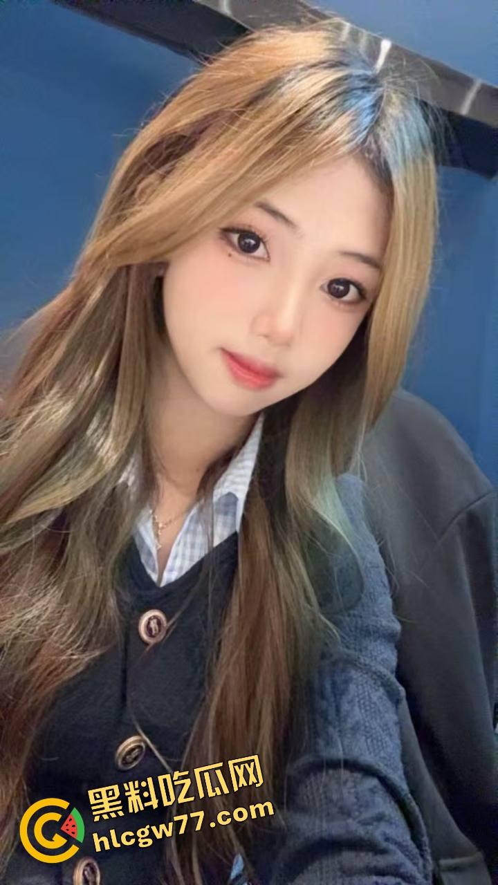 女友看起来是个文静学霸，舔狗给她点赞写早安，她在酒店被操翻还笑着说再来一发！-8