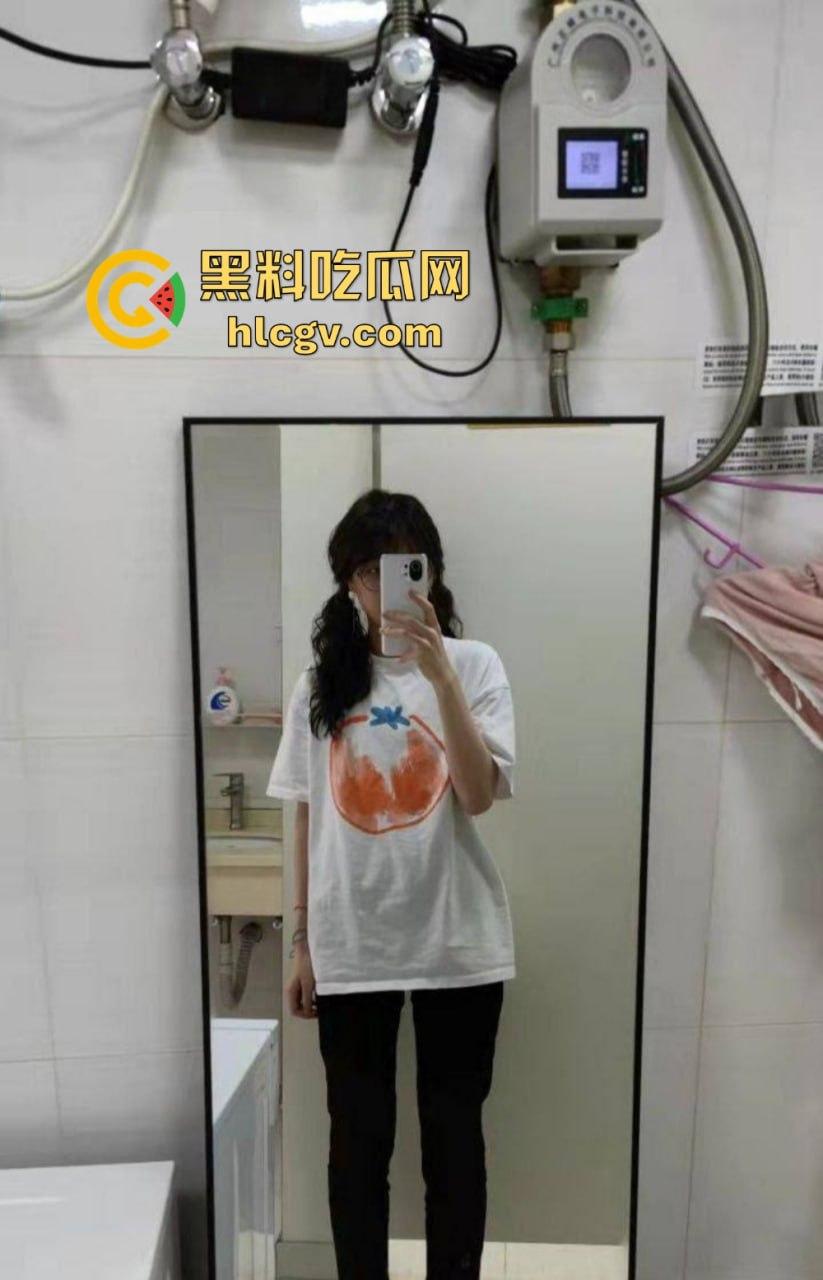 海归杭州情侣全套流出！【宋如依】表面清纯实则骚，连拍照都少不了被爆插的肥臀！-14