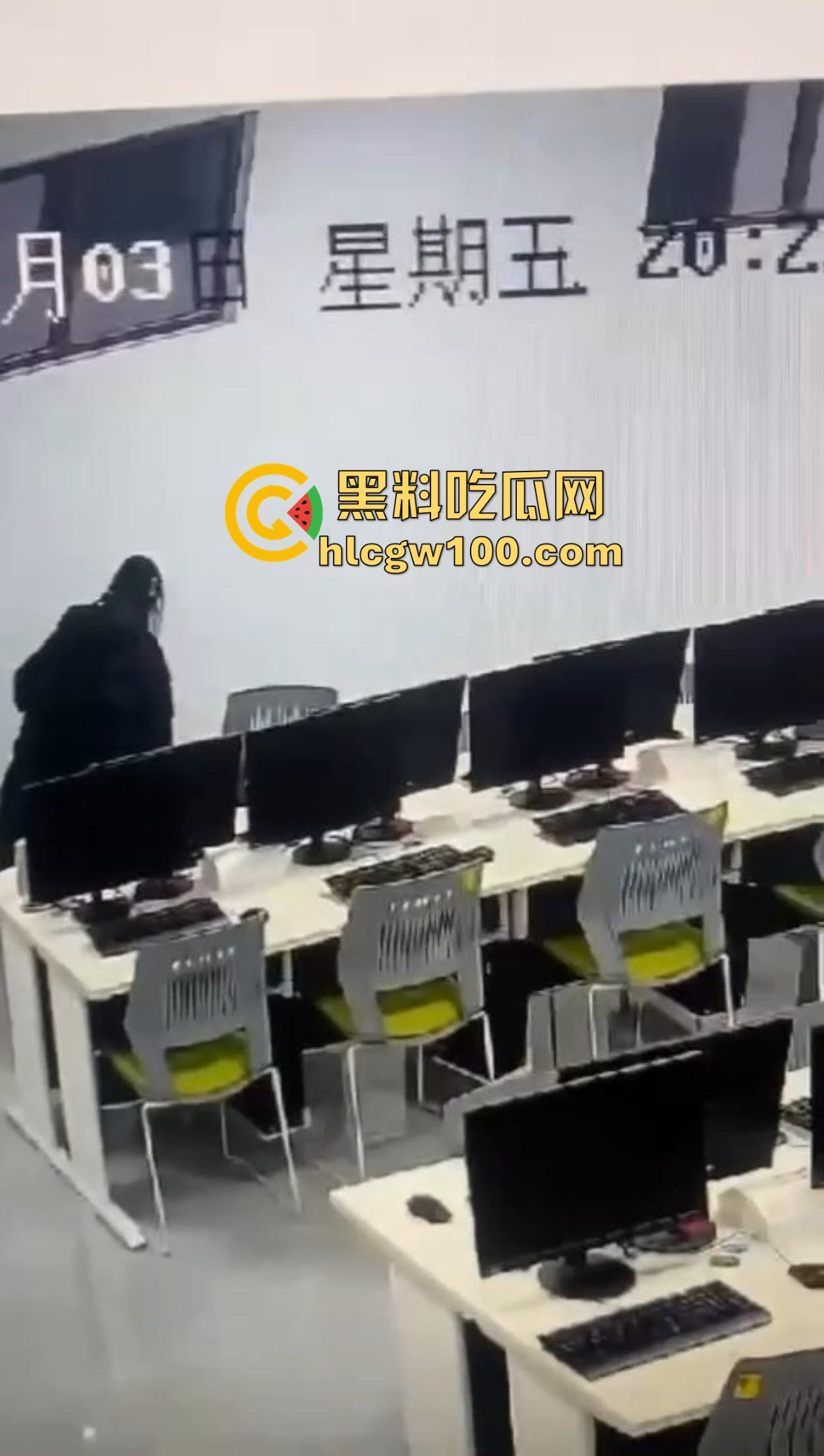 郑州商学院教室不学计算机学日逼，监控直接曝光成年度大瓜，教室性价比吊打大床房，同学你火了知道吗？-9