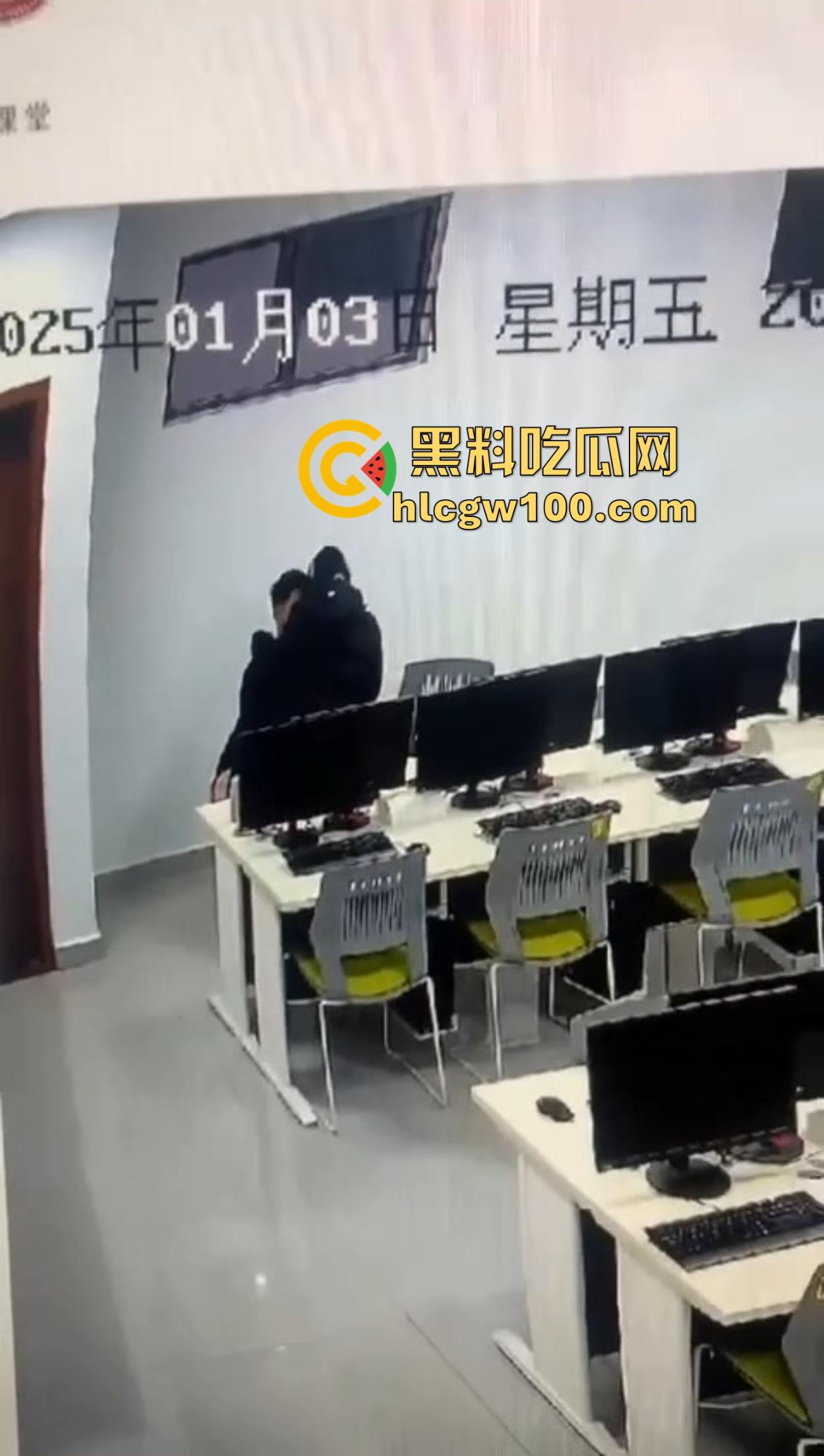 郑州商学院教室不学计算机学日逼，监控直接曝光成年度大瓜，教室性价比吊打大床房，同学你火了知道吗？-10