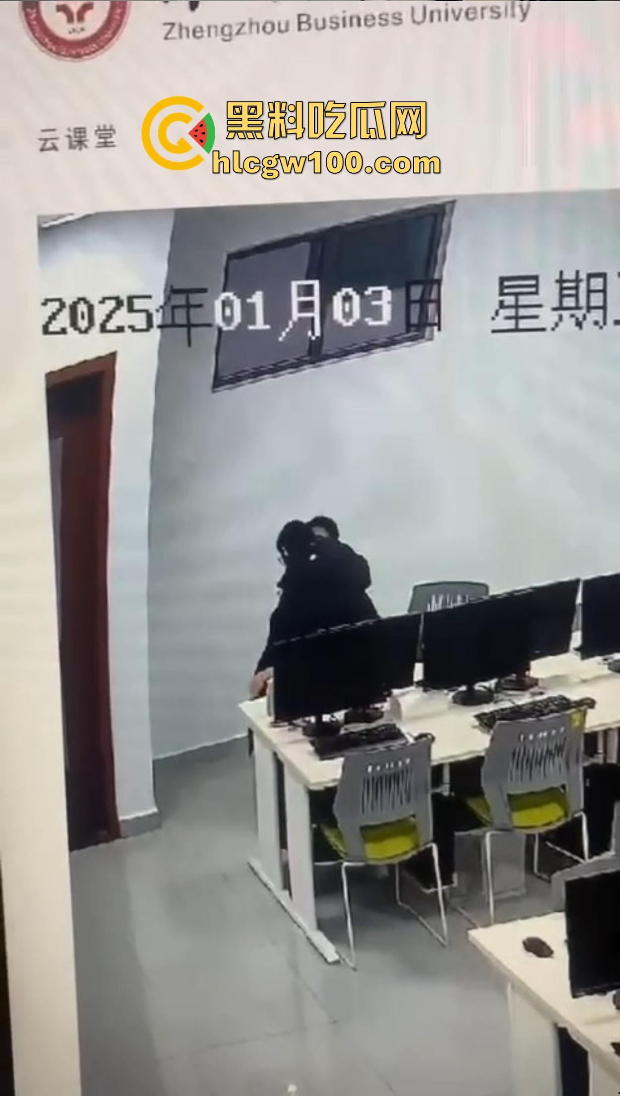 郑州商学院教室不学计算机学日逼，监控直接曝光成年度大瓜，教室性价比吊打大床房，同学你火了知道吗？-12