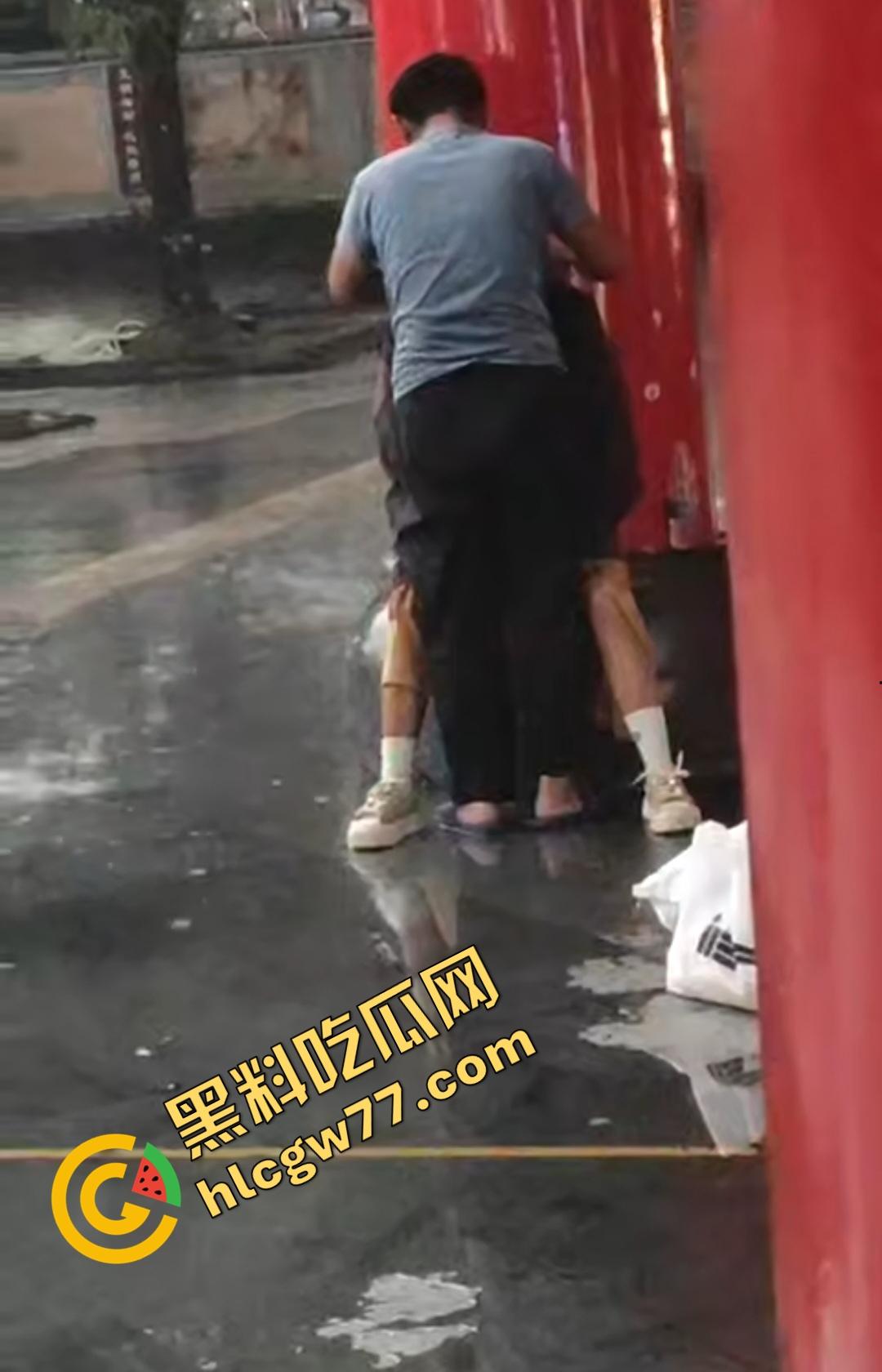 海南五指山三月三广场男女当众淫乱！男子掀裙狂舔嫩穴，一旁大爷得不到就报警抓色！-2