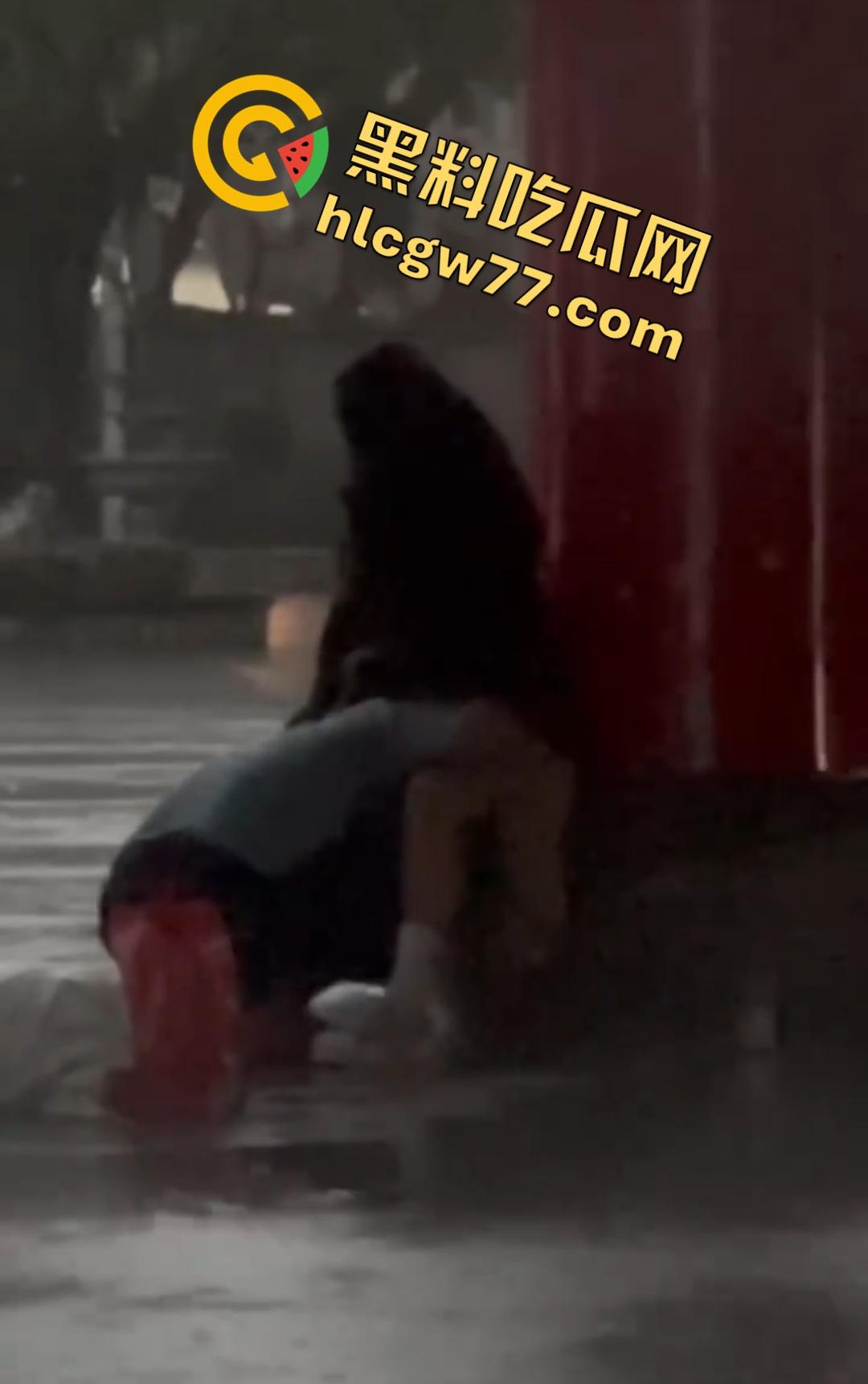 海南五指山三月三广场男女当众淫乱！男子掀裙狂舔嫩穴，一旁大爷得不到就报警抓色！-4