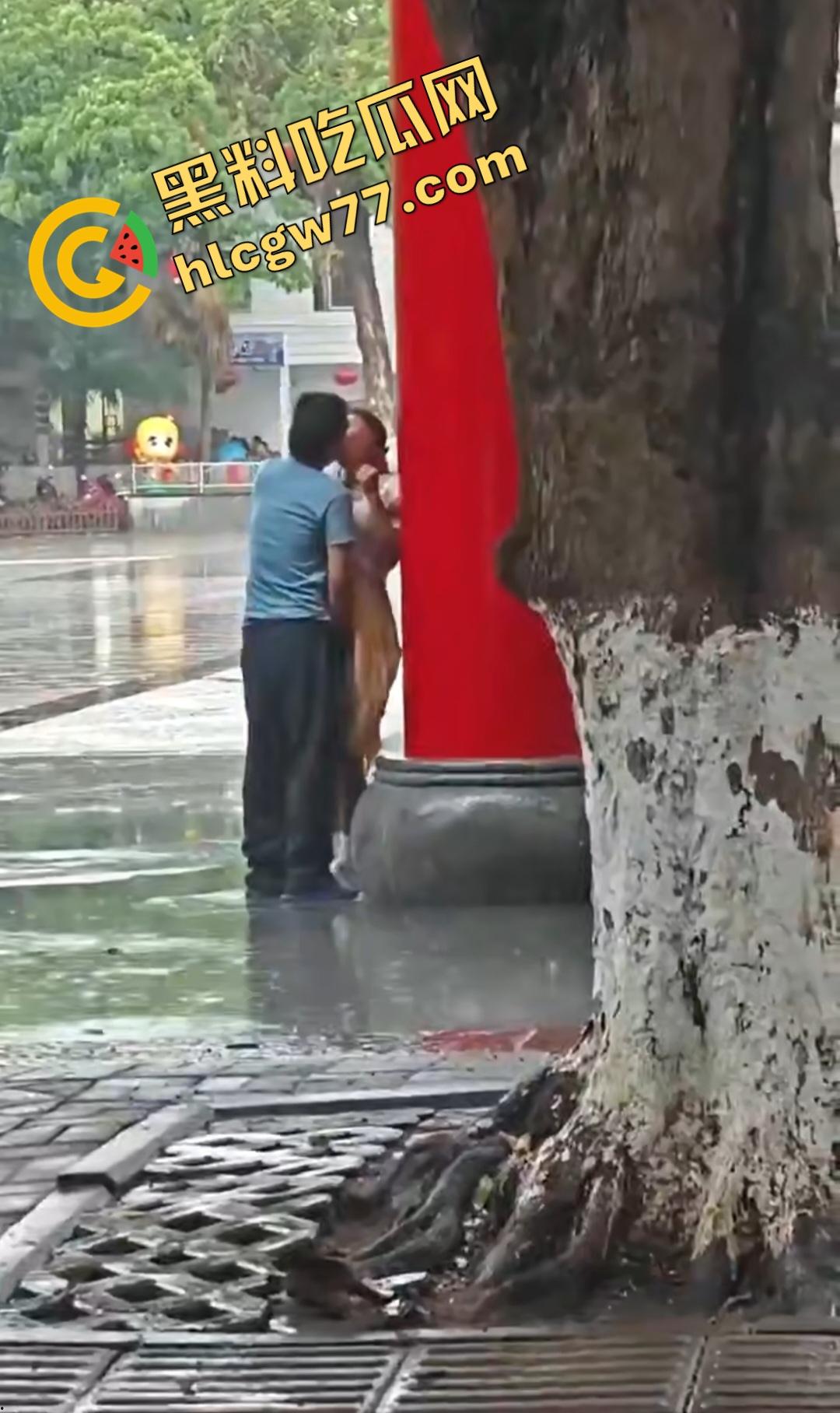 海南五指山三月三广场男女当众淫乱！男子掀裙狂舔嫩穴，一旁大爷得不到就报警抓色！-5