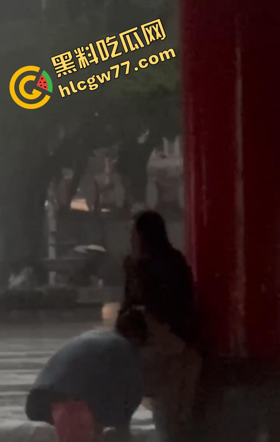 海南五指山三月三广场男女当众淫乱！男子掀裙狂舔嫩穴，一旁大爷得不到就报警抓色！-6