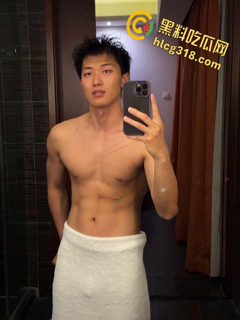 中南大学六块腹肌体育生，自曝和女友做爱视频，宿舍脱光露出大鸡，道具塞肛自慰精力真旺盛！-1