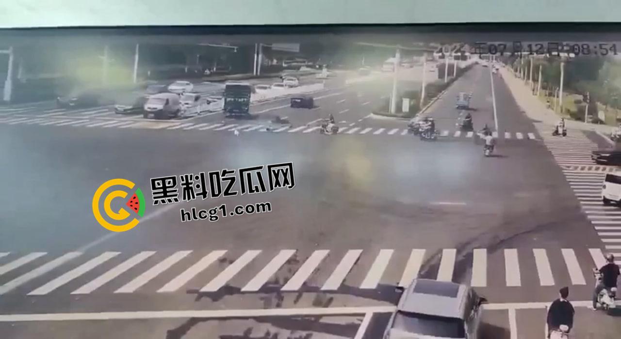 山东聊城抢绿灯真掉头！电车路人当场人头落地 皮球打滚 现场无码 心理承受能力低慎入-4