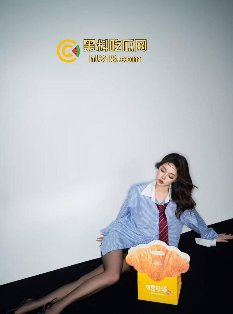 酒吧搭讪的可爱大胸妹没想到竟然如此反差，镜前主动口交吞精，射后含精挑逗镜头，恨不得再来一发！-1