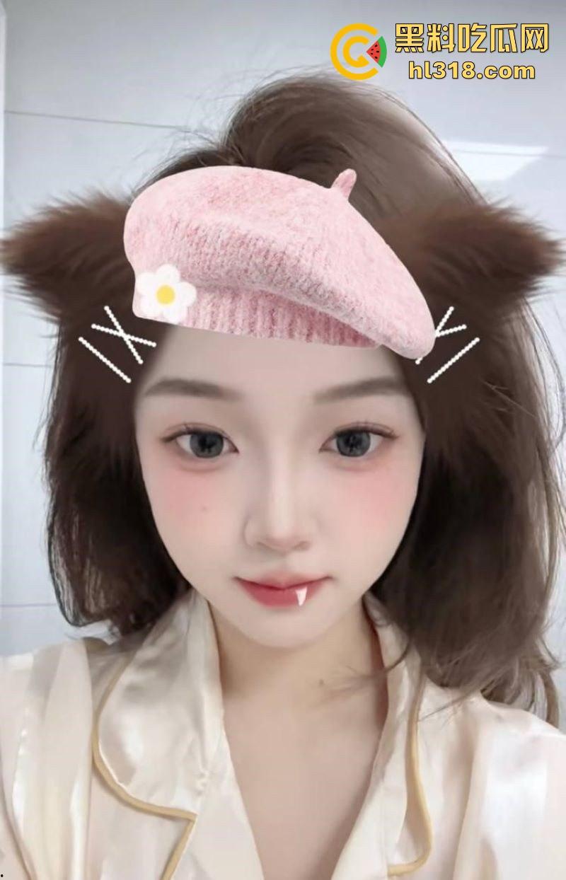 酒吧搭讪的可爱大胸妹没想到竟然如此反差，镜前主动口交吞精，射后含精挑逗镜头，恨不得再来一发！-2