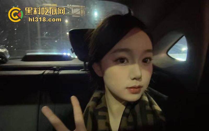 酒吧搭讪的可爱大胸妹没想到竟然如此反差，镜前主动口交吞精，射后含精挑逗镜头，恨不得再来一发！-3