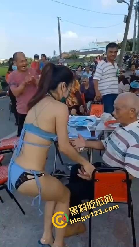 80岁老伯生日点名要比基尼小妹来陪跳艳舞，海绵体硬不起来也要吸奶当蛋糕舔，这是男人最后的倔强！-1