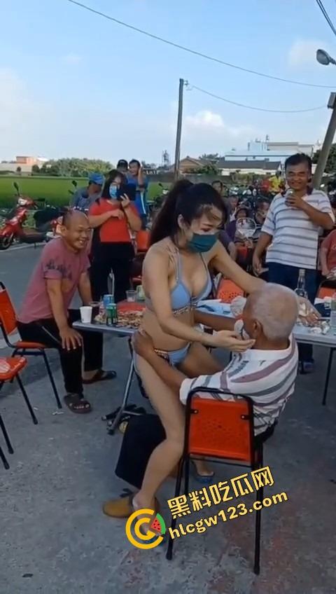 80岁老伯生日点名要比基尼小妹来陪跳艳舞，海绵体硬不起来也要吸奶当蛋糕舔，这是男人最后的倔强！-2