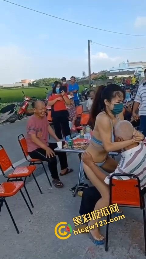 80岁老伯生日点名要比基尼小妹来陪跳艳舞，海绵体硬不起来也要吸奶当蛋糕舔，这是男人最后的倔强！-3