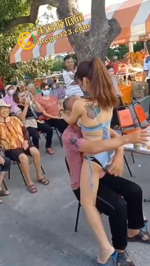 80岁老伯生日点名要比基尼小妹来陪跳艳舞，海绵体硬不起来也要吸奶当蛋糕舔，这是男人最后的倔强！-7