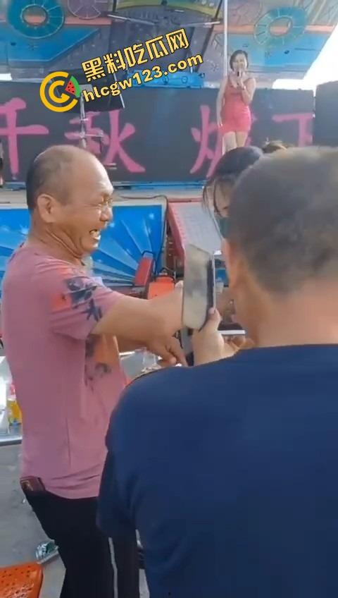 80岁老伯生日点名要比基尼小妹来陪跳艳舞，海绵体硬不起来也要吸奶当蛋糕舔，这是男人最后的倔强！-8