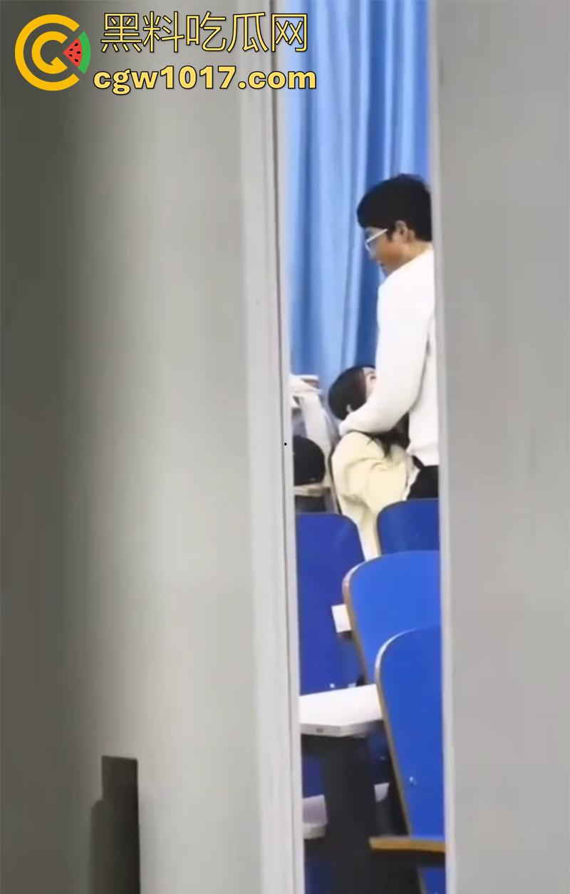 包头师范学院，瓜友偷拍情侣教室偷情，站起来疯狂插嘴，最后直接爆射吞精，现在的小情侣玩的真刺激！-3