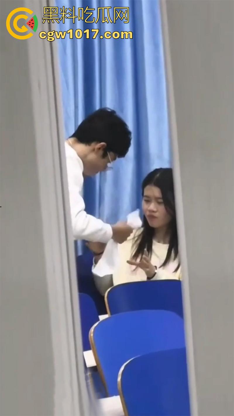 包头师范学院，瓜友偷拍情侣教室偷情，站起来疯狂插嘴，最后直接爆射吞精，现在的小情侣玩的真刺激！-7