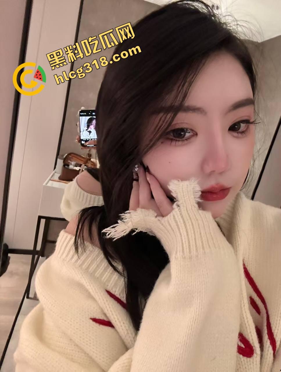 谁说00后嫩?在上海大神手里照样被操得趴桌子喊爹,戳到最后手机都拿不稳,这叫操不是爱-6