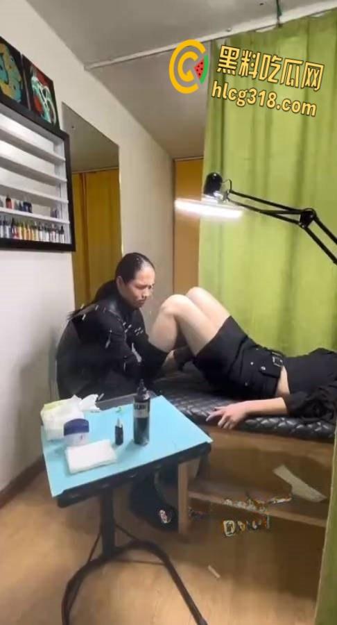 嫩逼纹身店潮喷合集，三位小姐姐潮喷狂飙地板变水池，水量惊人纹身师被喷射倒地！-2