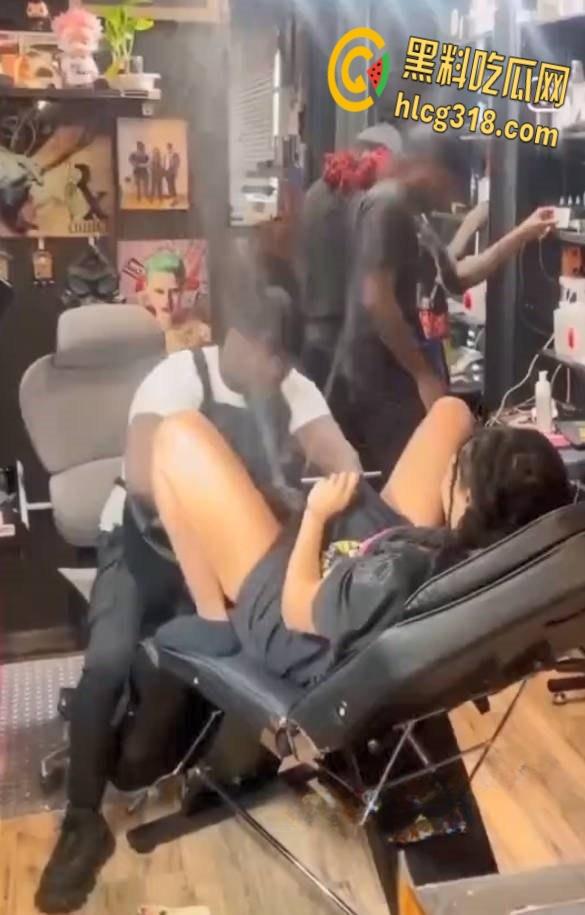 嫩逼纹身店潮喷合集，三位小姐姐潮喷狂飙地板变水池，水量惊人纹身师被喷射倒地！-4