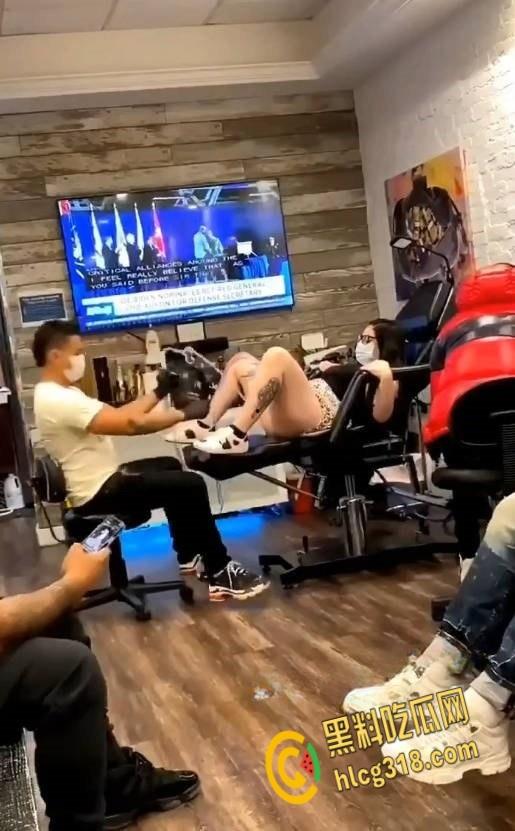 嫩逼纹身店潮喷合集，三位小姐姐潮喷狂飙地板变水池，水量惊人纹身师被喷射倒地！-6