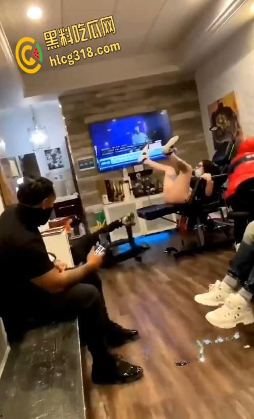 嫩逼纹身店潮喷合集，三位小姐姐潮喷狂飙地板变水池，水量惊人纹身师被喷射倒地！-7