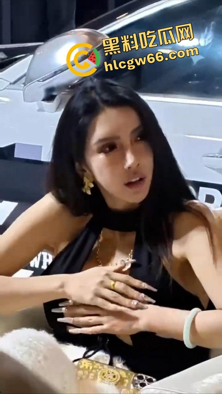 苏州车展车模露奶走光，中分吊带挂不住巨奶，奶头跑出来都不知道，骚样像等人来操！-5