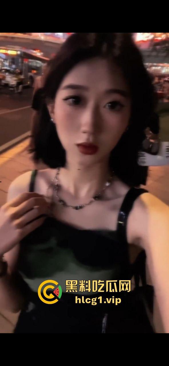 路虎女王之后山东再上大分!烟台民警游敏岑高铁上穿华伦天奴完成主人任务!-9