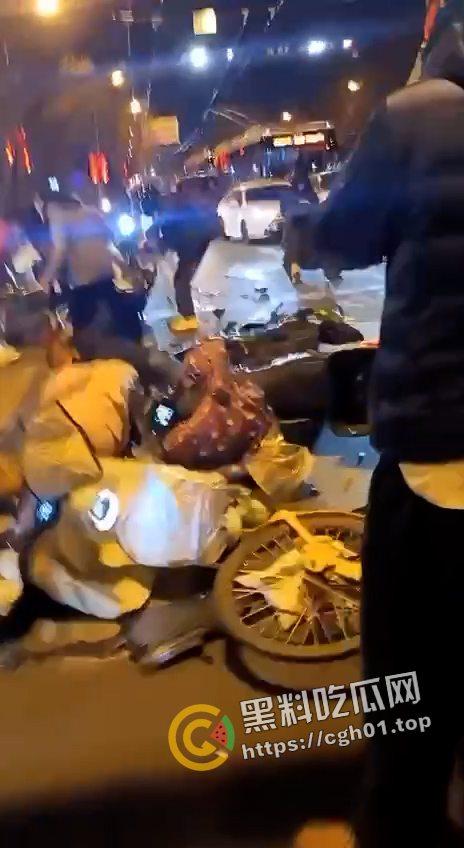 北京二环宽街路口兰博基尼连环撞人 死伤数十人 微博相关报道被封禁 男子疑似高官子弟 现场视频曝光-2