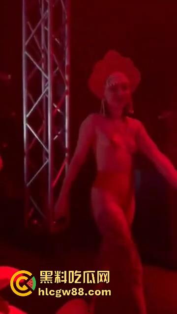 俄罗斯海参崴现场 毛妹腿长 身材高挑 门票不贵可以上手摸 原来国外的夜店这么好玩 比国内的强多了-6