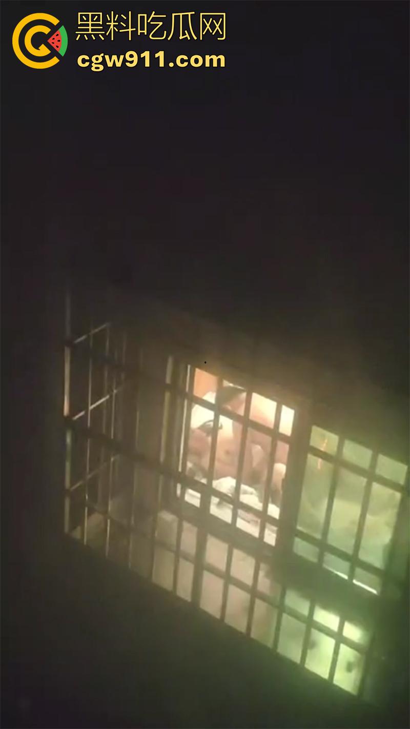 偷拍邻居开窗操逼，大姐趁老公不在偷情，竟开着窗户激情对垒，这段视频留下来，是不是能威胁大姐来一发？-1