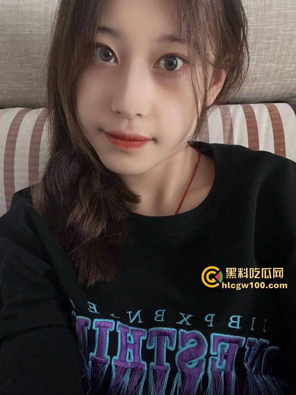 西安大学大三学姐【林诗诗】私密自拍外流！清纯脸蛋配骚浪劲儿，边打游戏边有男友大棒伺候。-10