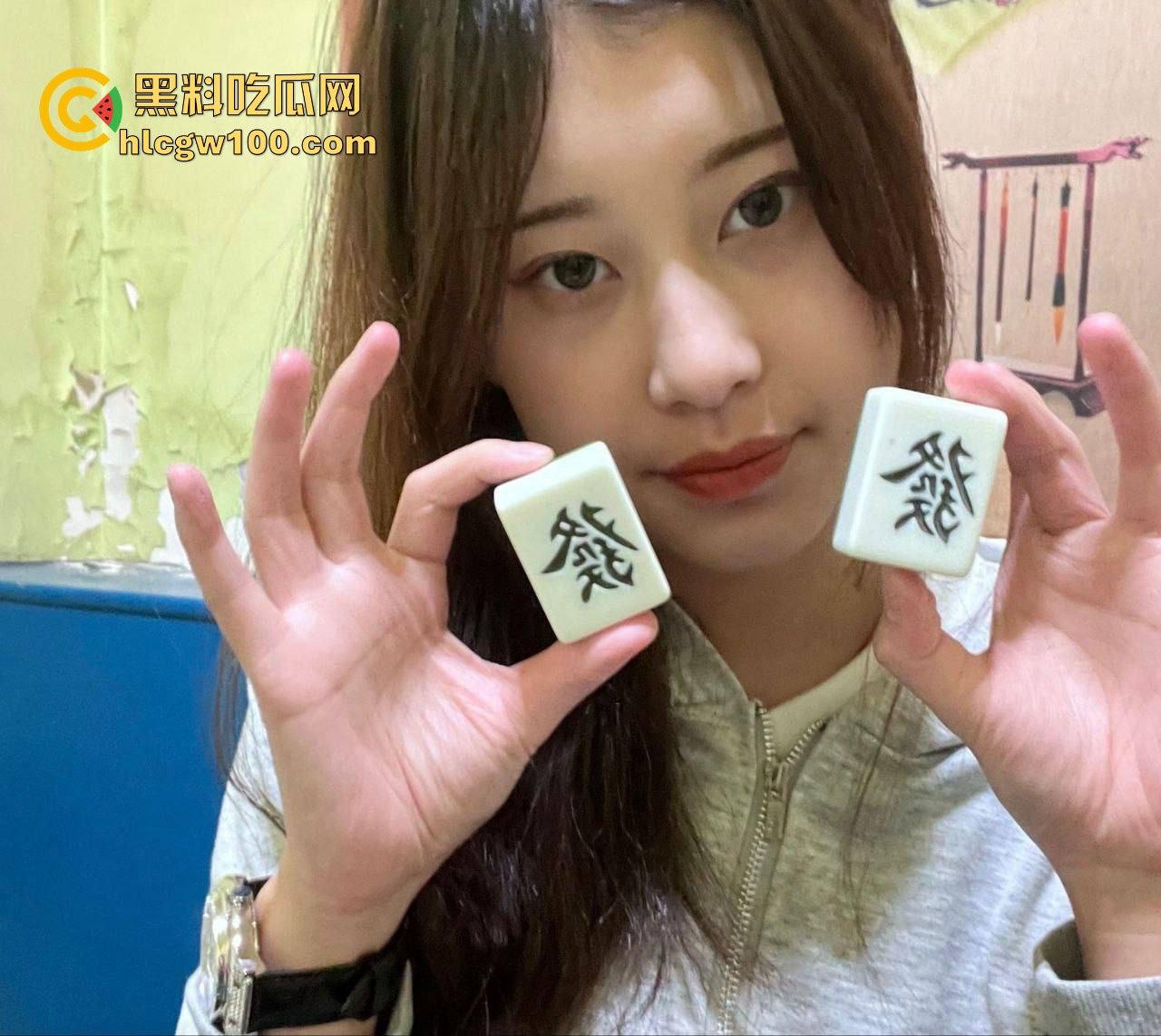 西安大学大三学姐【林诗诗】私密自拍外流！清纯脸蛋配骚浪劲儿，边打游戏边有男友大棒伺候。-11