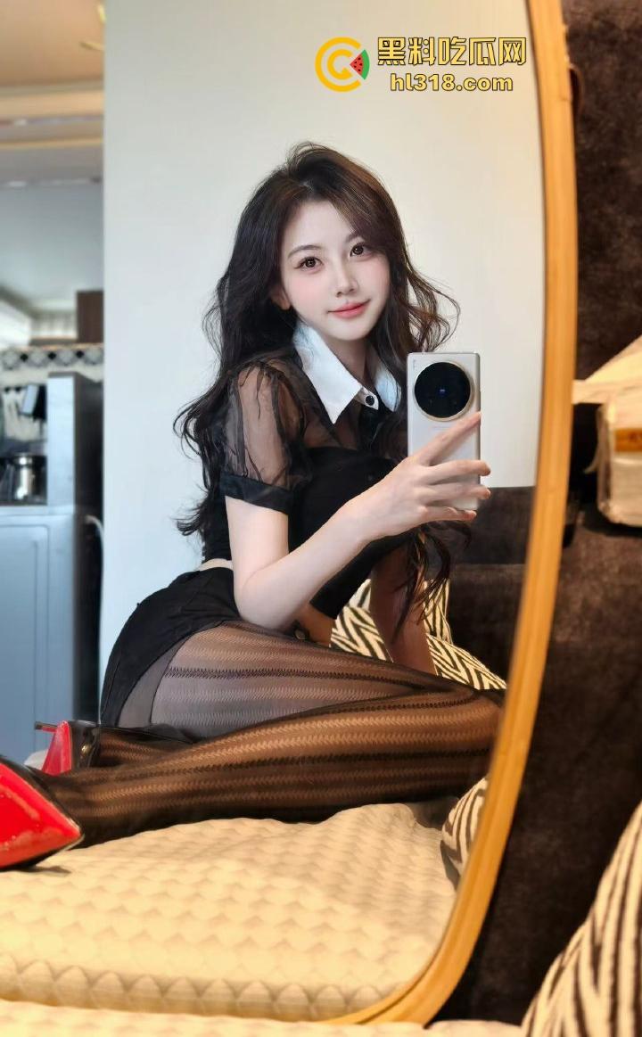 有钱人玩点刺激的，海景房不拉窗帘激情打炮，换着姿势狂干打桩，风景绝美尺度炸裂！-1