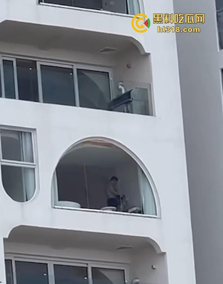 有钱人玩点刺激的，海景房不拉窗帘激情打炮，换着姿势狂干打桩，风景绝美尺度炸裂！-4