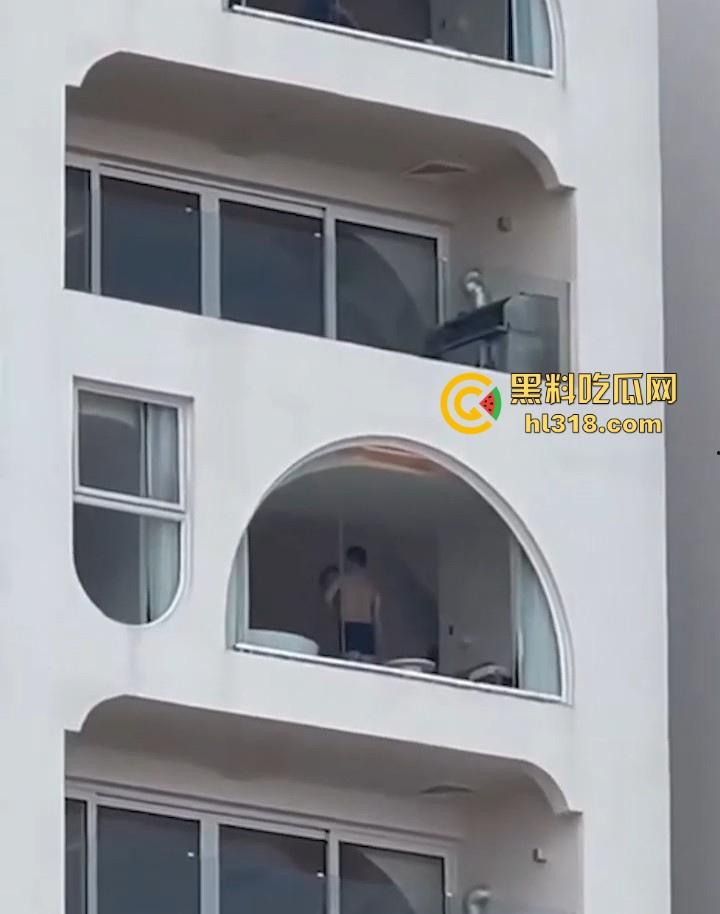 有钱人玩点刺激的，海景房不拉窗帘激情打炮，换着姿势狂干打桩，风景绝美尺度炸裂！-7