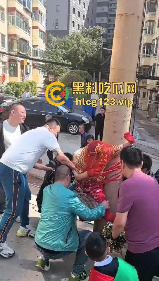 这婚礼花活儿真多！新娘被捆电线杆上，红丝全露出来了，谁教的捆绑束缚？-8