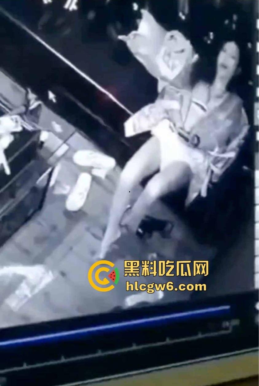 KTV小姐包厢内寂寞自慰全程被拍,无人点单逼痒难耐,一边看小电影一边摸,真怕她拿麦克风塞逼?-5