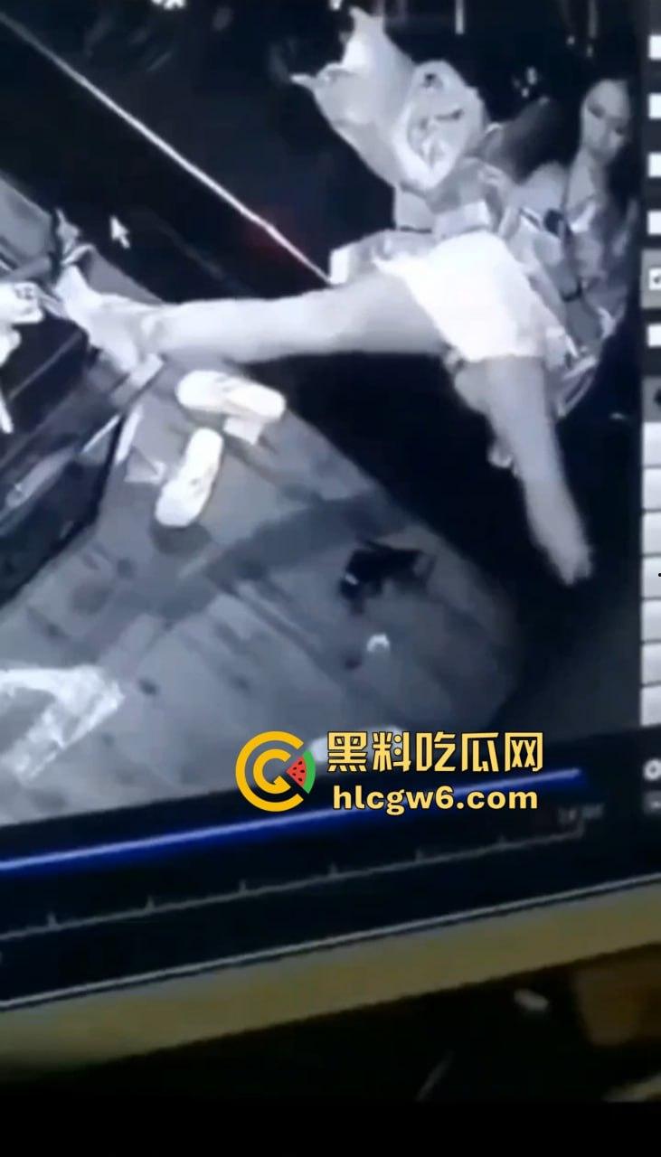 KTV小姐包厢内寂寞自慰全程被拍,无人点单逼痒难耐,一边看小电影一边摸,真怕她拿麦克风塞逼?-6