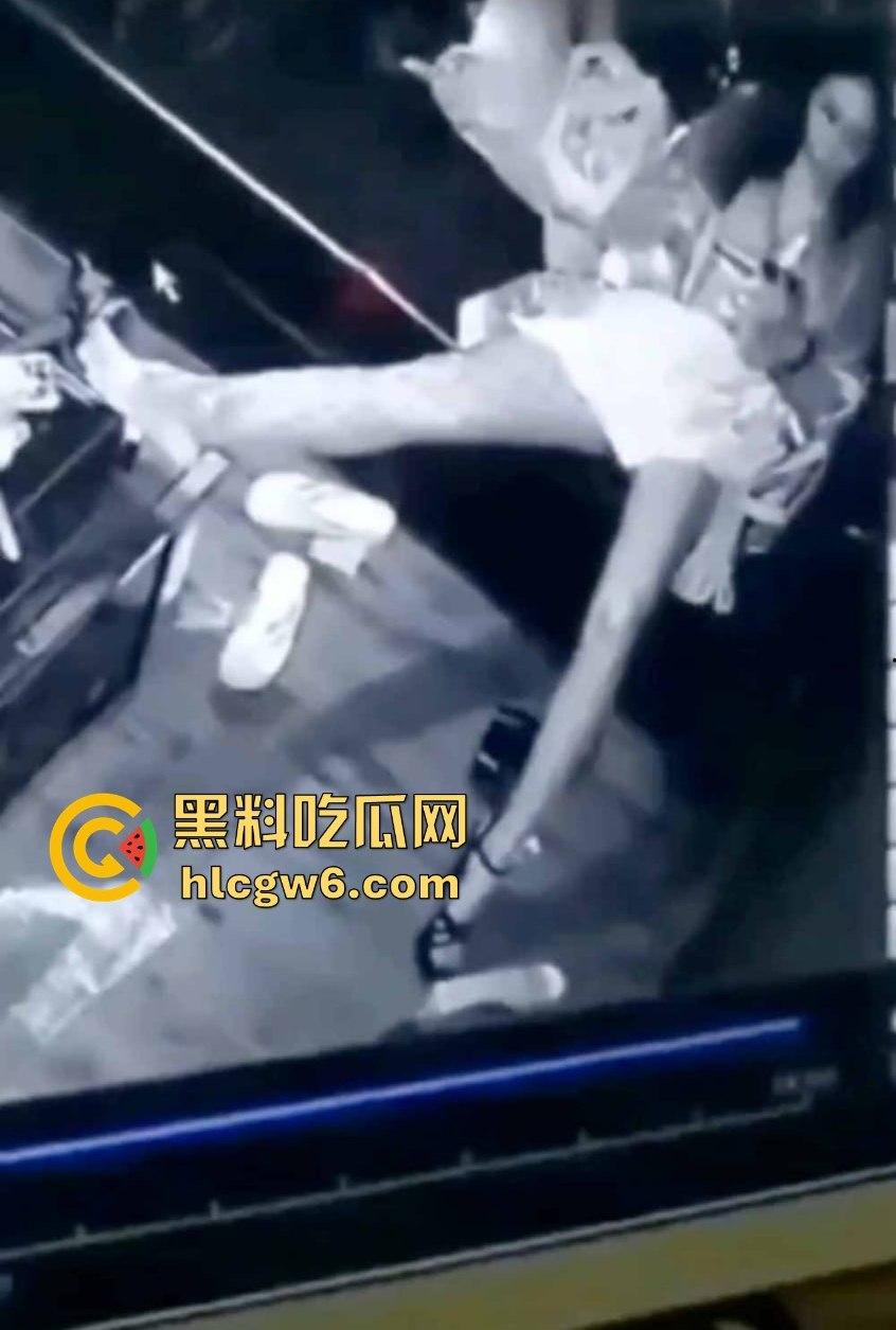 KTV小姐包厢内寂寞自慰全程被拍,无人点单逼痒难耐,一边看小电影一边摸,真怕她拿麦克风塞逼?-7